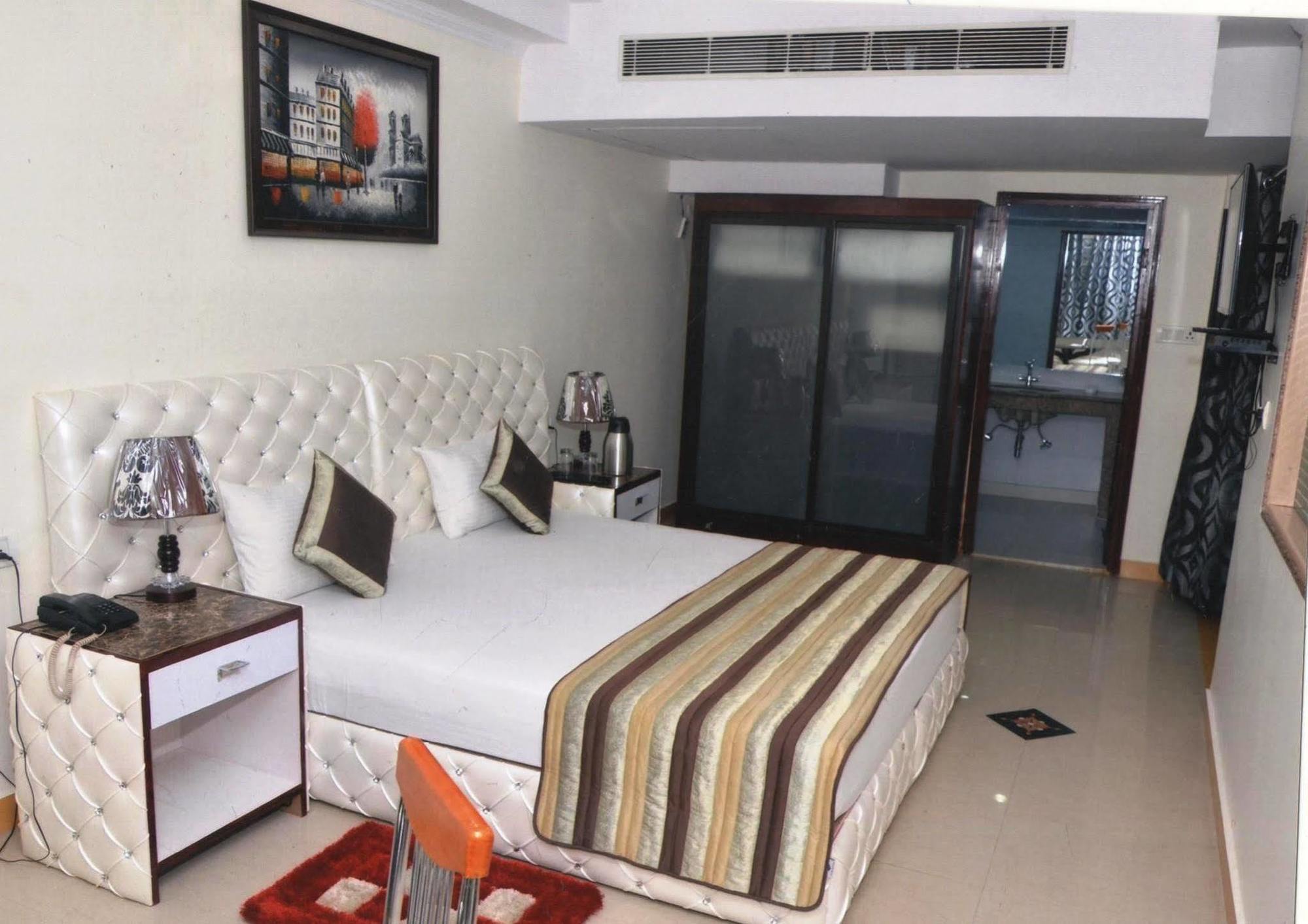 Delite Sarovar Portico Faridabad Eksteriør bilde